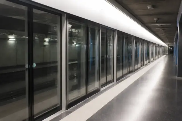 Quai vitré d’une station de métro automatique, portes palières fermées