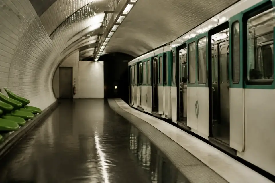 Quai d’une station de métro parisien avec la signalétique de ligne