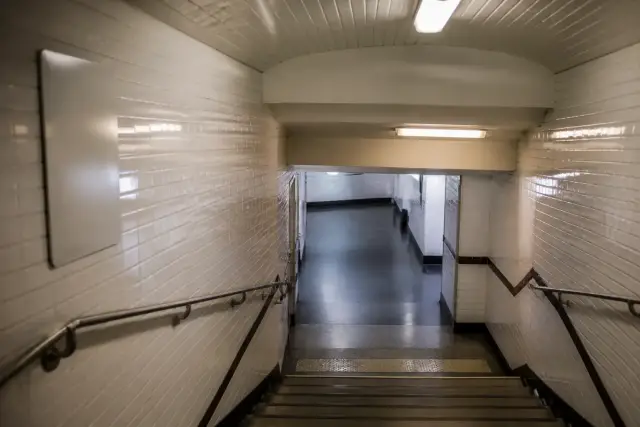 Escalier et couloir d’une station de métro parisien