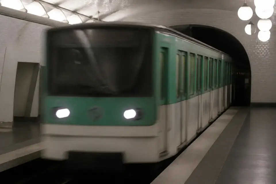 Rame de métro arrivant sur un quai de station parisienne