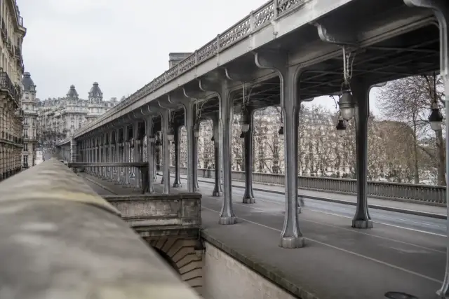 Pont et viaduc ferroviaire au-dessus d’une rue de Paris
