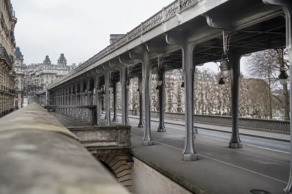 Pont et viaduc ferroviaire au-dessus d’une rue de Paris