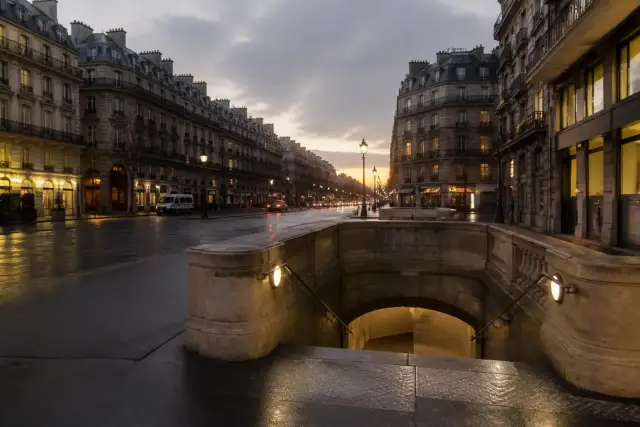 Grand boulevard parisien et entrée de métro au crépuscule