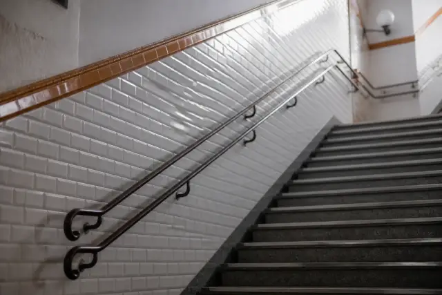 Escalier de station de métro avec rampe et carrelage clair