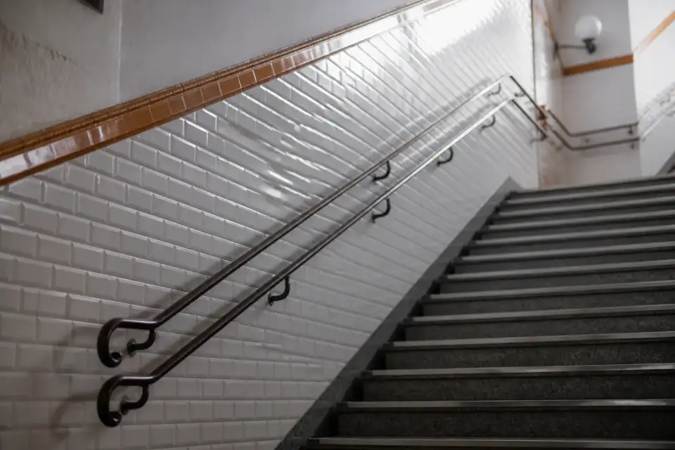 Escalier de station de métro avec rampe et carrelage clair