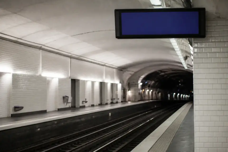 Panneau de direction et quai de métro dans une station de Paris