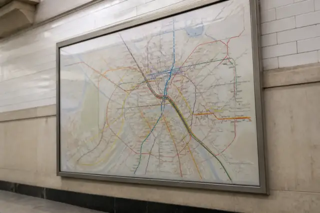 Plan de réseau de métro affiché sur un mur de station