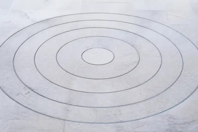 Carte schématique en cercles concentriques représentant des zones autour d’une ville
