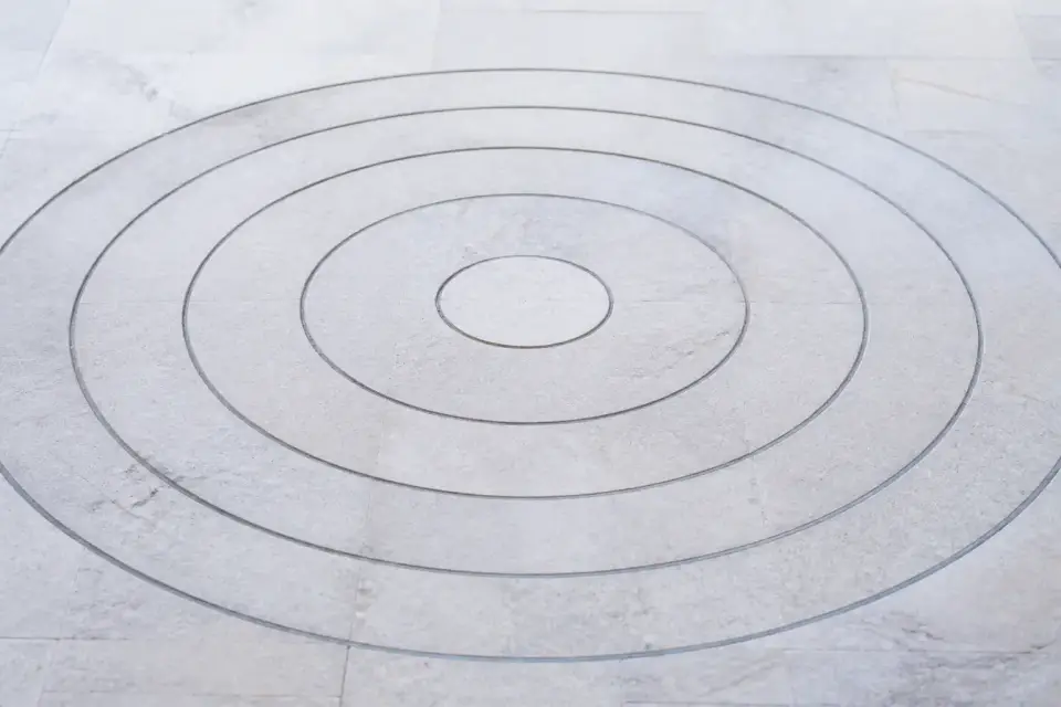 Carte schématique en cercles concentriques représentant des zones autour d’une ville