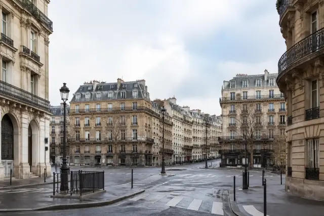 Grande place parisienne avec carrefour et immeubles de hauteur variée