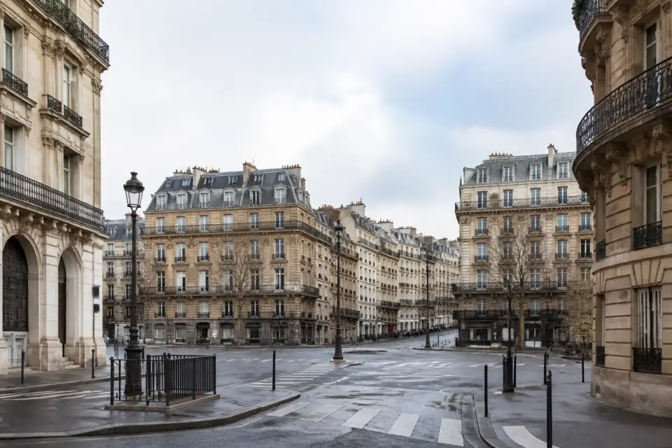 Grande place parisienne avec carrefour et immeubles de hauteur variée