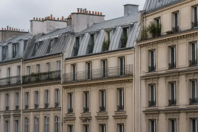 Façades d’immeubles parisiens dans une rue du centre de Paris