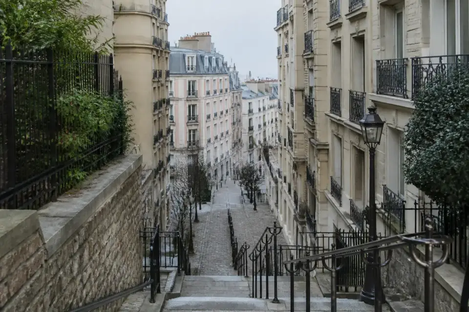 Escaliers et rue en pente bordés d’immeubles anciens dans le nord de Paris