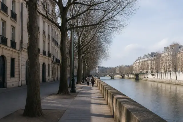 Une longue pelouse rectangulaire bordée d’allées gravillonnées et d’arbres alignés, ciel clair, quelques promeneurs lointains sans visage net
