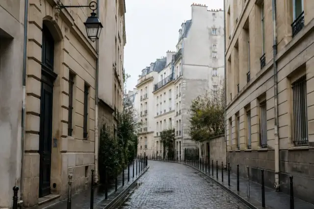 Rue étroite bordée de façades anciennes dans le centre de Paris