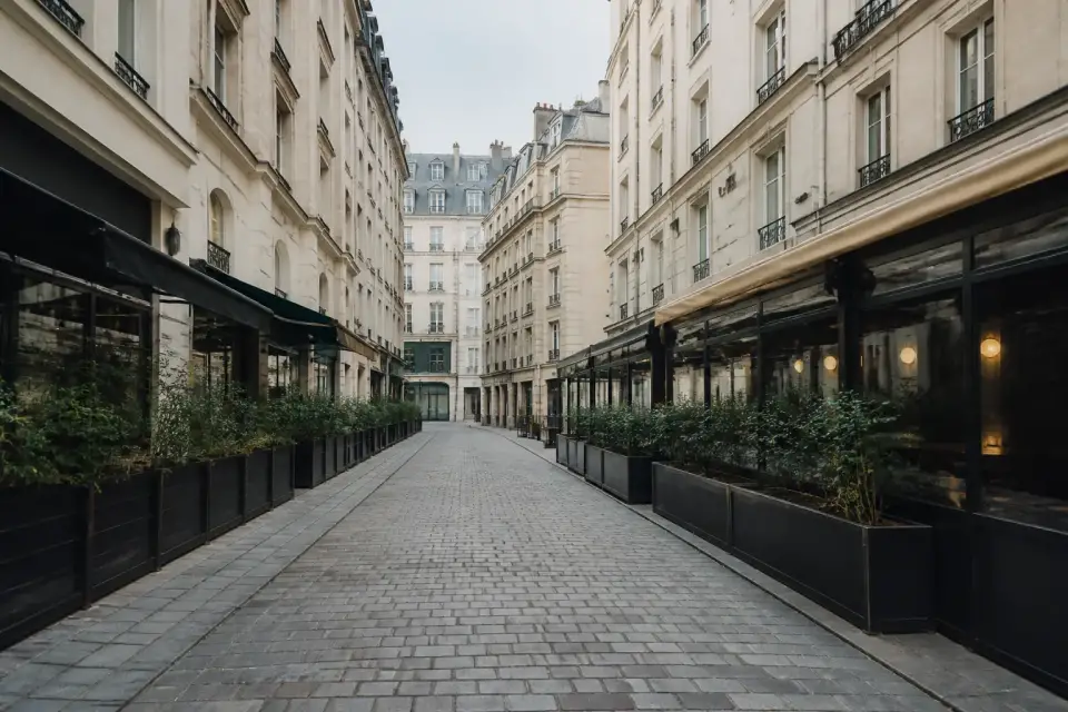 Rue piétonne bordée de façades parisiennes et de terrasses fermées